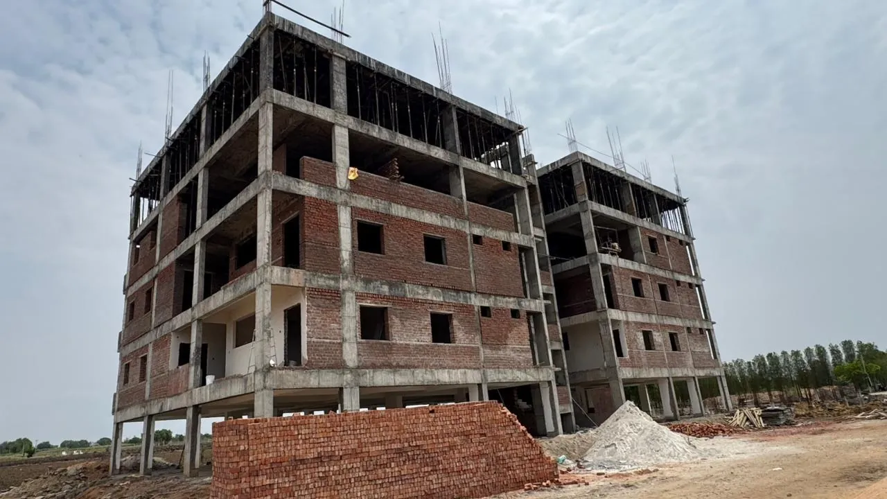 Kaakatiya's Vrindavanam construction progress — Brickwork climbing the frames